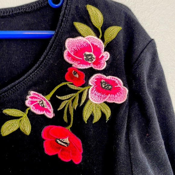 Karen Scott black 3/4 sleeve top with floral embroidery - Picture 2 of 5